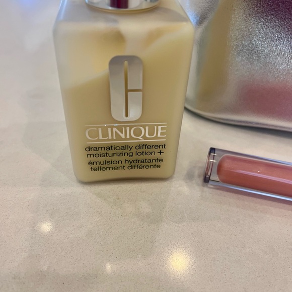 Clinique Skincare Set with Silver Bag - Picture 2 of 5